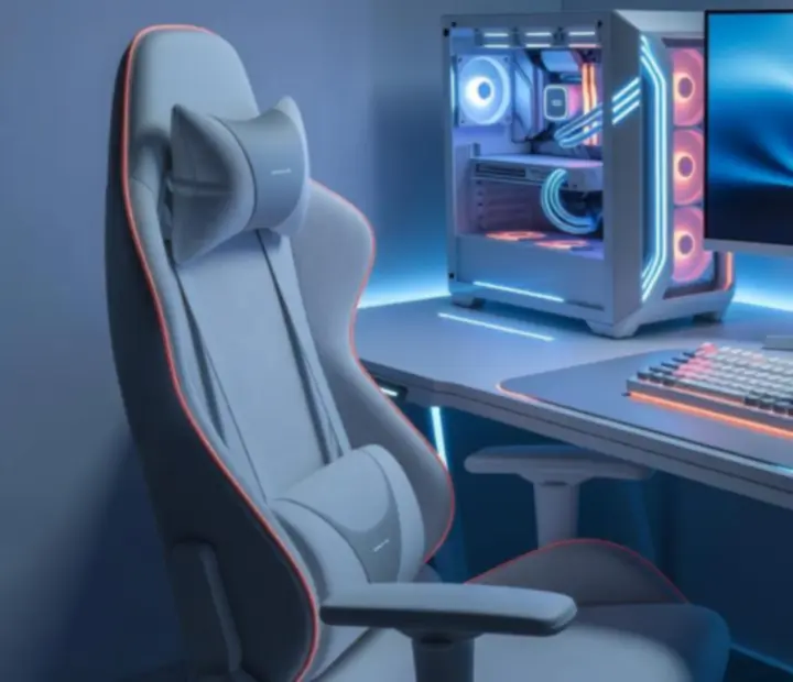 Nowoczesne stanowisko gamingowe PC z podświetlanym sprzętem i monitorami ultrawide